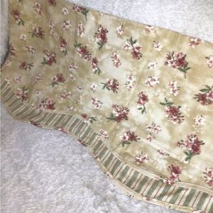 1 WAVERLY Fairfield Curtain Valance Fontanelle Antique Gold